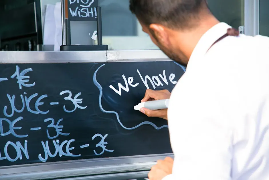 Chef die een menukaart en allergenen documenteert