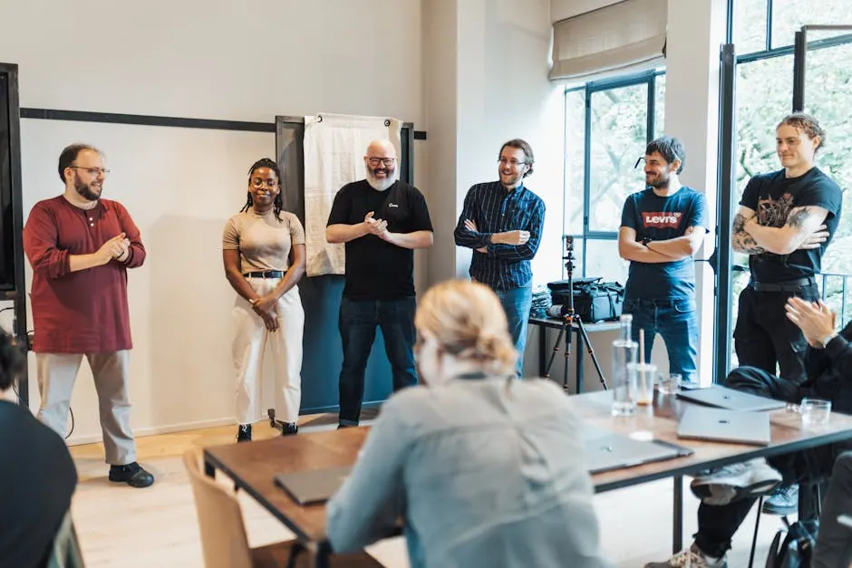 Restaurantpersoneel volgt training met een tablet