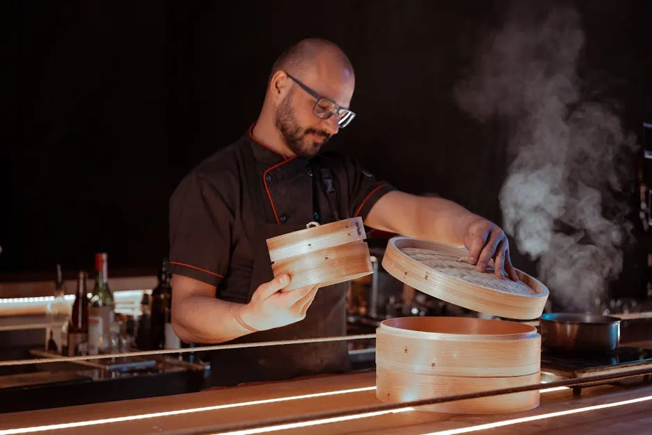 Een inspecteur controleert een professionele keuken