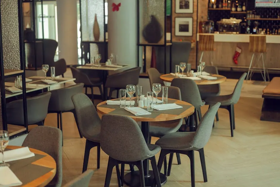 Een lege restauranttafel klaar voor de gasten