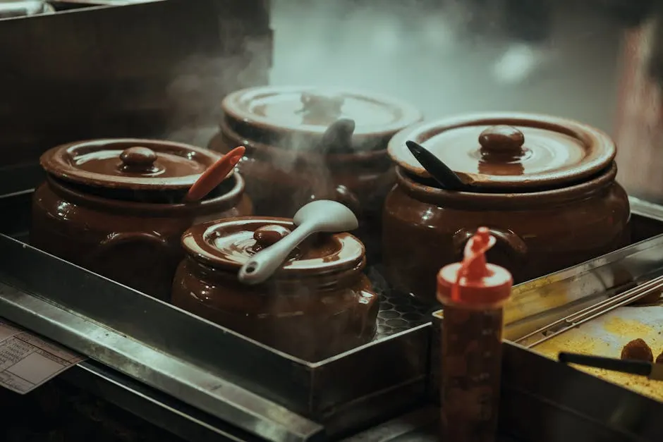 Een dampende soeppan met groentebouillon