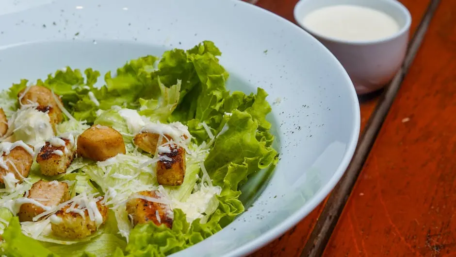 Een kom met huisgemaakte salade-dressing